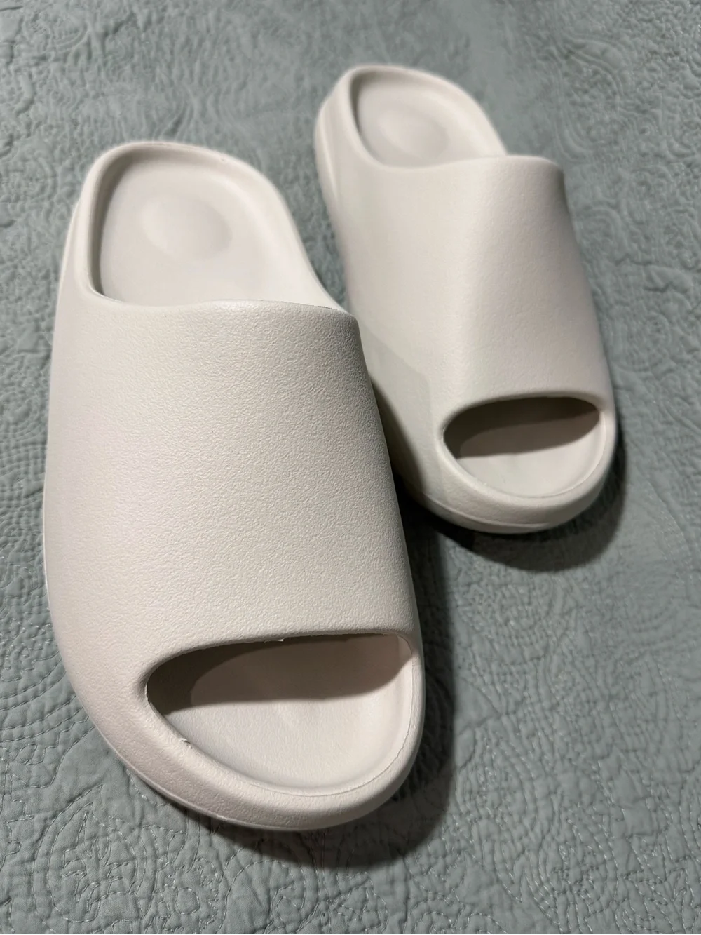 Yeezy Slides-Cream-Size 10 Men’s-New in Bag